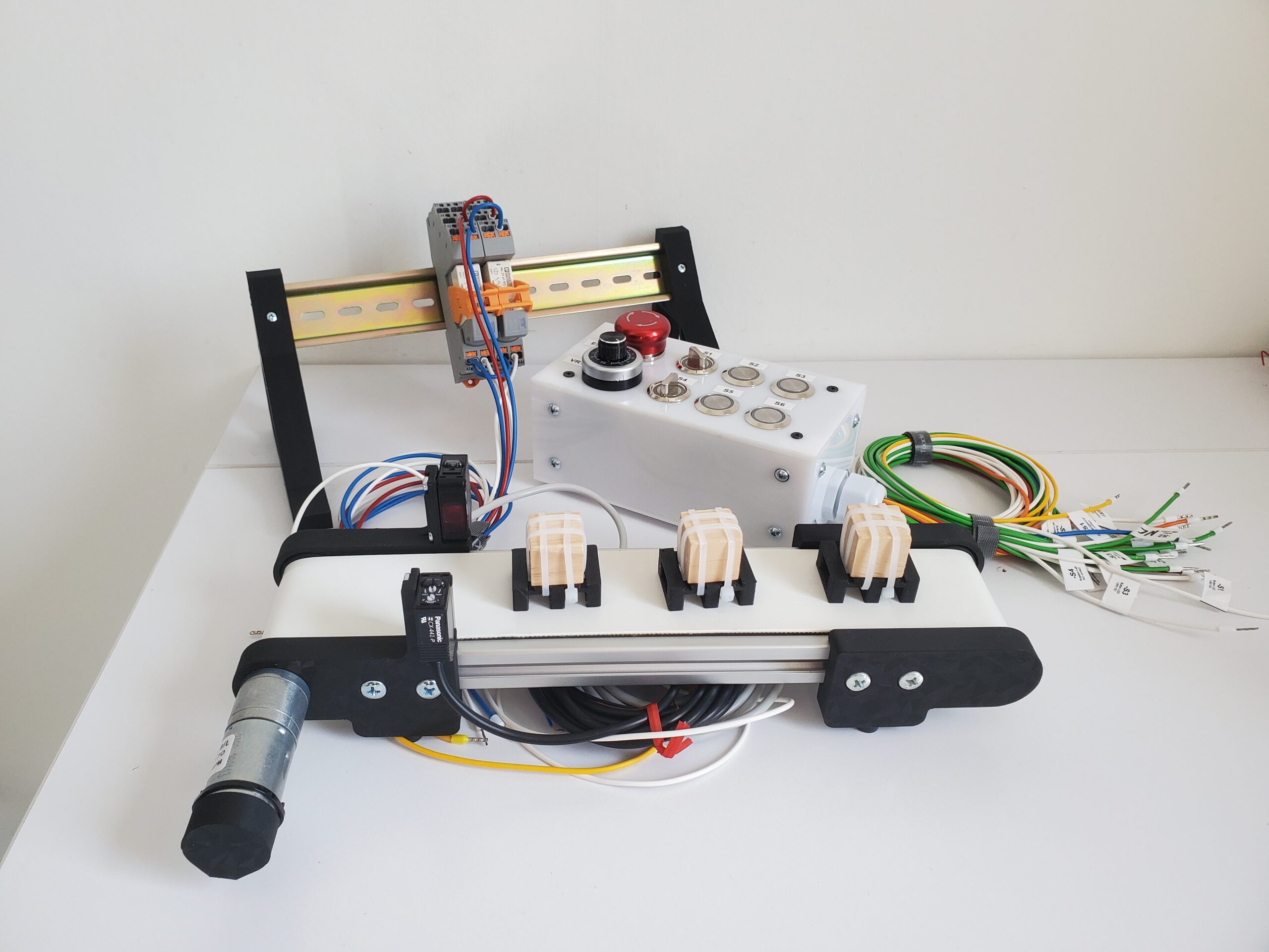 Tiny Conveyor PLC Learning Kit For Siemens Simatic, Omron, Allen Bradley, Schneider